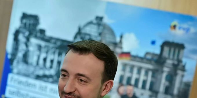 Berlin - Opposition hält Konjunkturpaket für unzureichend und fordert weitere Hilfen