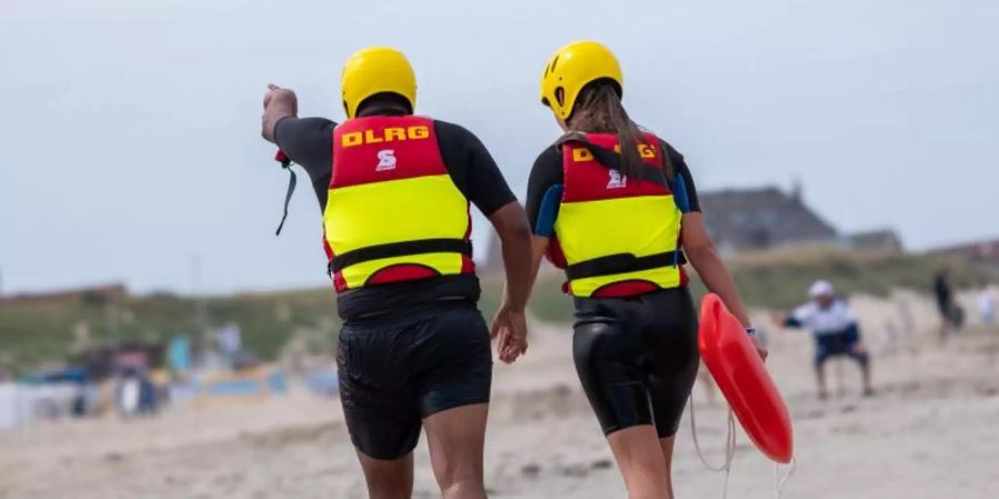 Wegen geschlossener Schwimmbäder rechnet die DLRG in diesem Sommer mit mehr Badetoten als in den vergangenen Jahren. Foto: Mohssen Assanimoghaddam/dpa