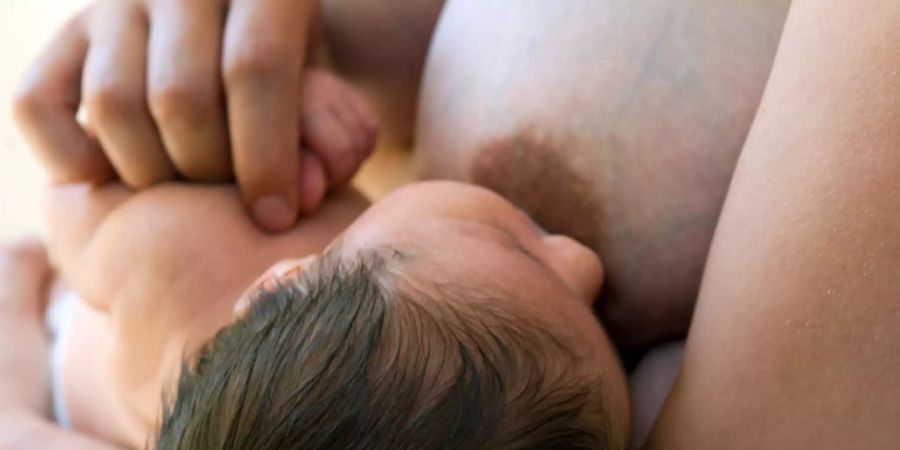 Frauen sollen nach der Meinung der Weltgesundheitsorganisation WHO auch bei einer Coronavirus-Infektion nicht von ihren Babys getrennt werden. (Archivbild)