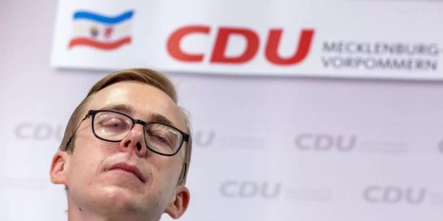Der Bundestagsabgeordnete Philipp Amthor (CDU) beantwortet bei einer Pressekonferenz die Fragen von Journalisten. Foto: Jens Büttner/dpa-Zentralbild/dpa
