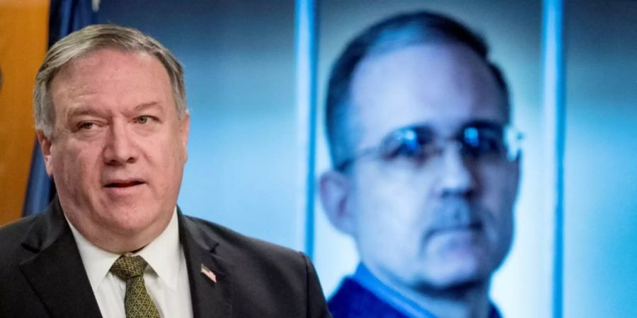 Aussenminister Pompeo vor einem Bild von Paul Whelan