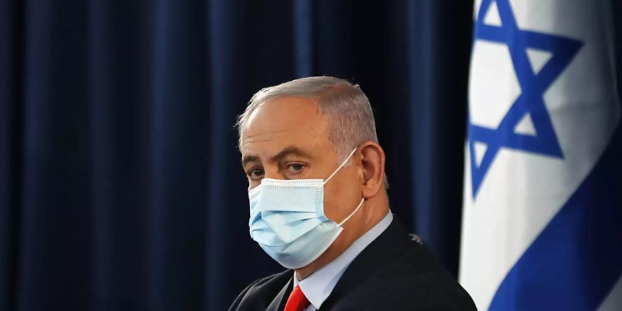 Der israelische Premier Benjamin Netanjahu trägt während der wöchentlichen Kabinettssitzung eine Maske. Angesichts eines Neuanstiegs von Corona-Infektionen in Israel hat Netanjahu die Bürger zu mehr Disziplin gemahnt. (Zu dpa «Neuanstieg von Corona-Infektionen: Netanjahu mahnt Israelis») Foto: Ronen Zvulun/Pool Reuters/AP/dpa
