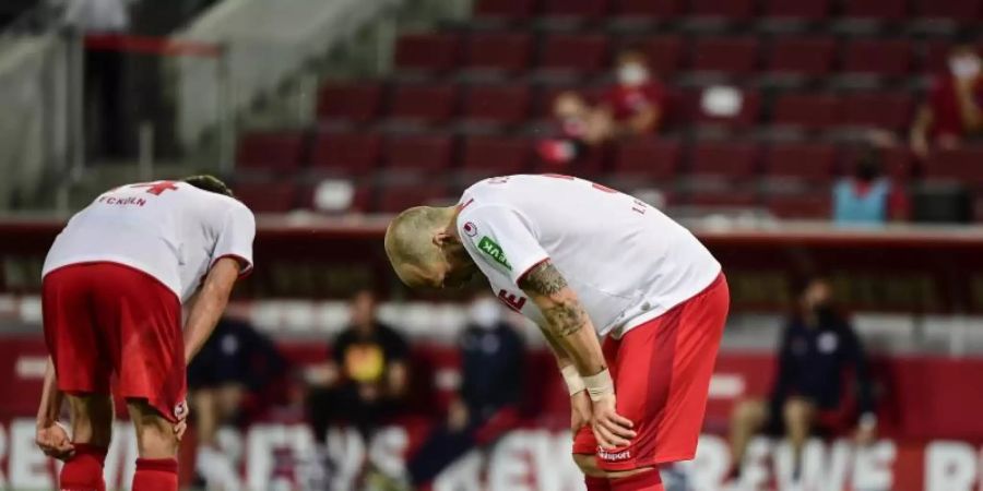 Kölns Jonas Hector (l) und Rafael Czichos sind zunächst enttäuscht. Foto: Ina Fassbender/AFP/POOL/dpa