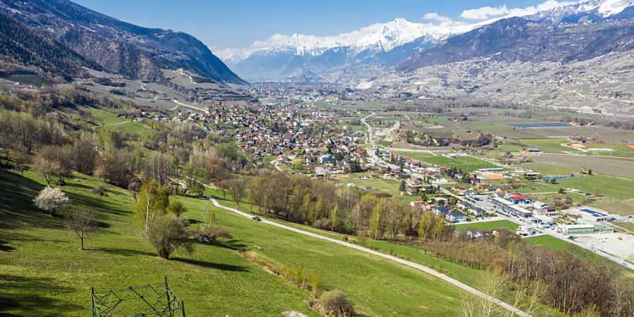 Werden Landwirte enteignet - beispielsweise wenn für den Bau einer Leitung Kulturland beansprucht wird - erhalten sie künftig das Dreifache des geschätzten Preises für das Land. (Symbolbild)
