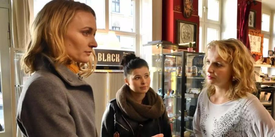 Die blinde Rechtsanwältin Romy Heiland (Christina Athenstädt, l) in der Reihe «Die Heiland - Wir sind Anwalt». Foto: Hardy Spitz/ARD/dpa