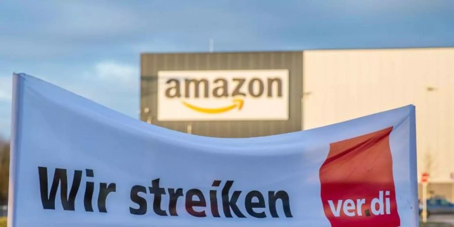 Verdi ruft die Beschäftigten von Amazon an sechs Standorten zu Arbeitsniederlegungen auf. Foto: Guido Kirchner/dpa