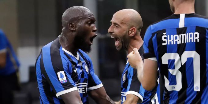 Borja Valero (M) von Inter Mailand feiert mit seinen Teamkollegen Romelu Lukaku (l) und Milan Skriniar, nachdem er das dritte Tor seiner Mannschaft erzielt hat. Inter Mailand - Sassuolo Calcio