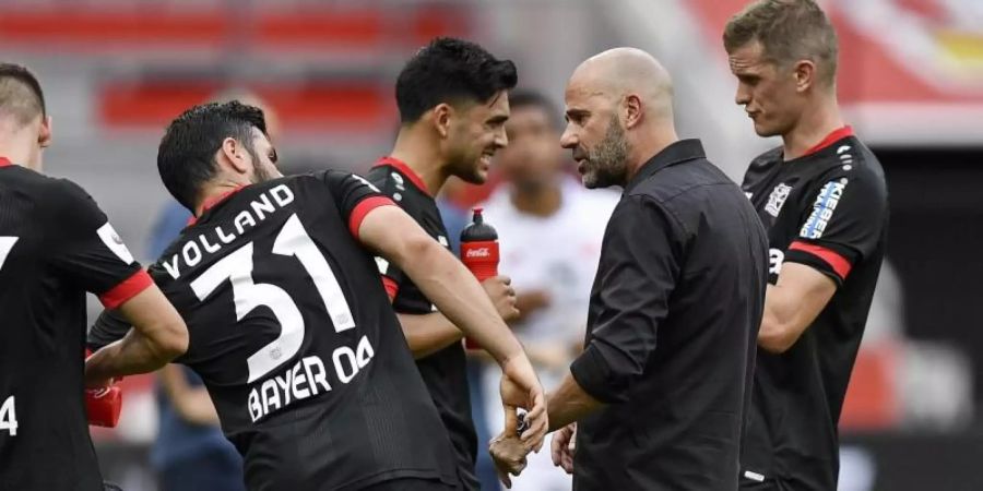 Über den Umweg Europa-League-Sieg könnte Bayer-Coach Peter Bosz (2.v.r.) mit Leverkusen noch in die Champions League kommen. Foto: Martin Meissner/AP/POOL/dpa
