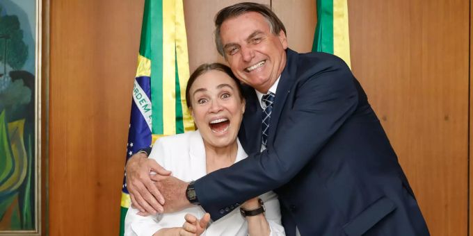 Der brasilianische Präsident Jair Bolsonaro umarmt die damalige brasilianische Schauspielerin Regina Duarte während eines Treffens vor ihrer Ernennung zur neuen Kultursekretärin. Ihr Vorgänger war Mitte Januar wegen einer Rede im Stil des NS-Propagandaministers Goebbels entlassen worden. Regina Duarte mit Bolsonaro