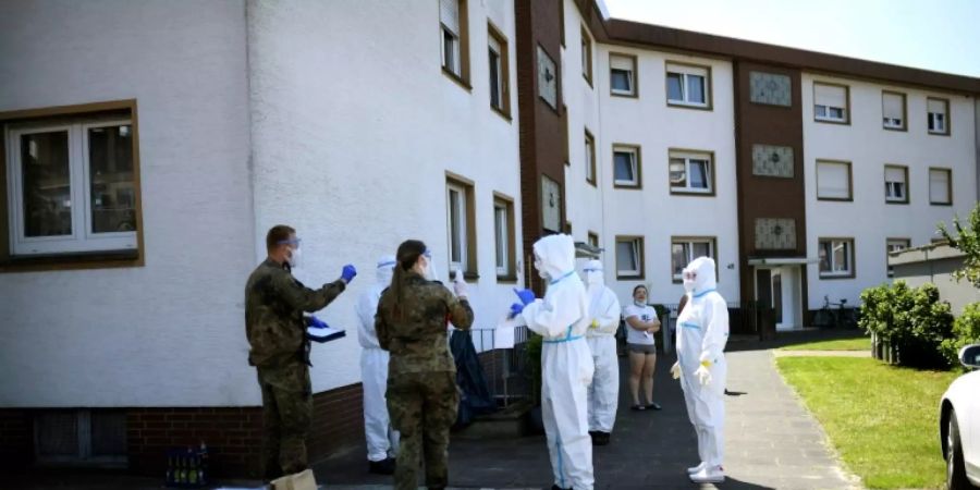Vorbereitungen für Coronatests an einem Wohnblock in Verl