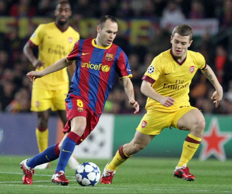 Wilshere (r.) im Duell mit Barça-Legende Andres Iniesta (l.).