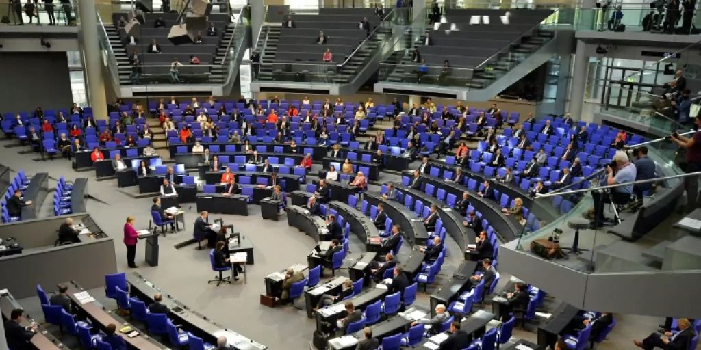 Bundestag Beschliesst Corona-Hilfen Für Elterngeldbezieher Und ...