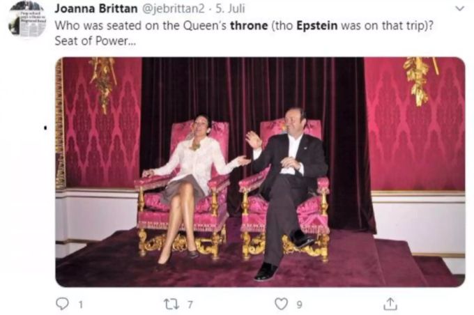 Der mögliche Beweis, dass Prinz Andrew und Ghislaine Maxwell eine Freundschaft pflegten. Hier nahm die Zuhälterin von Jeffrey Epstein zusammen mit Kevin Spacey auf dem Thron der Queen Platz. Prinz Andrew Maxwell