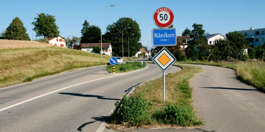 Ortsschild der Gemeinde Nänikon bei Uster.