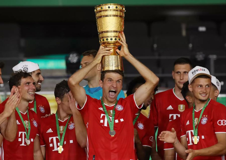 Bei Bayern München herrscht Freude: Thomas Müller und Co. jubeln mit dem DFB-Pokal.