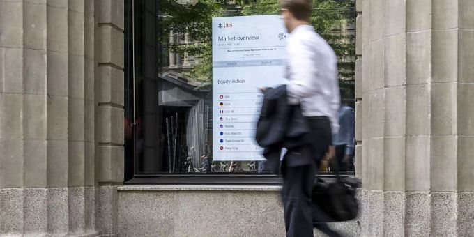 Auf einem Bildschirm im Fenster der UBS Filiale an der Zuercher Bahnhofstrasse werden Boersendaten angezeigt, fotografiert am 26. Mai 2020 in Zuerich. (KEYSTONE/Christian Beutler) Auf einem Bildschirm im Fenster der UBS Filiale an der Zuercher Bahnhofstrasse werden Boersendaten angezeigt, fotografiert am 26. Mai 2020 in Zuerich. (KEYSTONE/Christian Beutler)