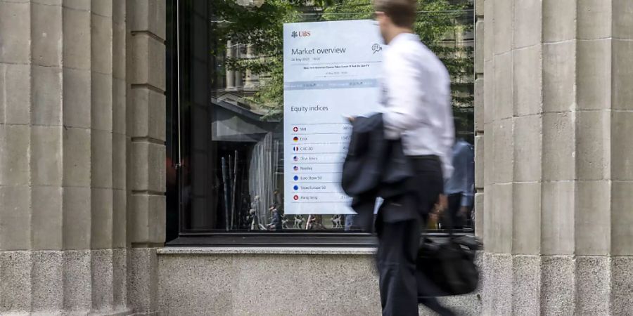 Auf einem Bildschirm im Fenster der UBS Filiale an der Zuercher Bahnhofstrasse werden Boersendaten angezeigt, fotografiert am 26. Mai 2020 in Zuerich. (KEYSTONE/Christian Beutler)