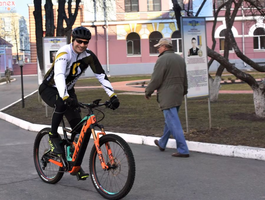 Kiews Bürgermeister Vitali Klitschko fährt mit dem Rad