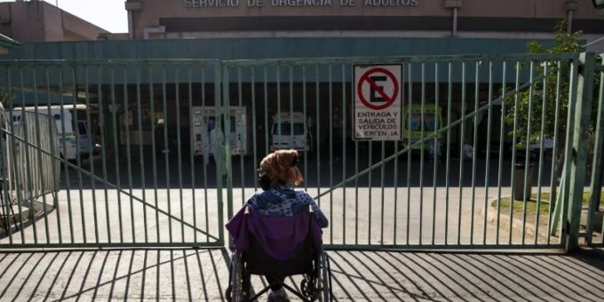 Wartende Frau vor Notaufnahme eines Hospitals in Santiago de Chile Wartende Frau vor Notaufnahme eines Hospitals in Santiago de Chile