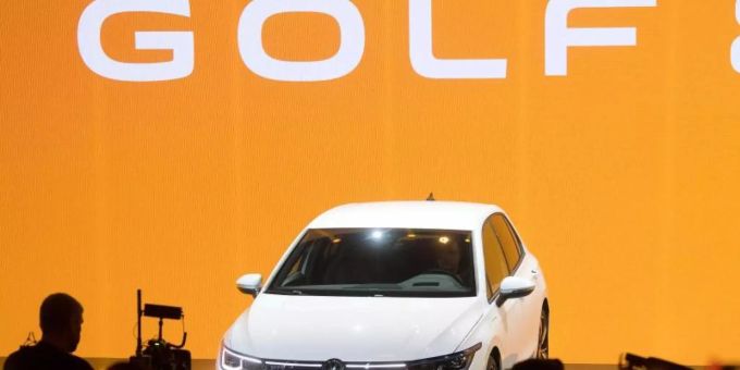 Wegen Problemen mit dem elektronischen Notrufassistenten eCall hat VW für den Golf 8 einen Auslieferungsstopp verhängt. Foto: Julian Stratenschulte/dpa Wegen Problemen mit dem elektronischen Notrufassistenten eCall hat VW für den Golf 8 einen Auslieferungsstopp verhängt. Foto: Julian Stratenschulte/dpa