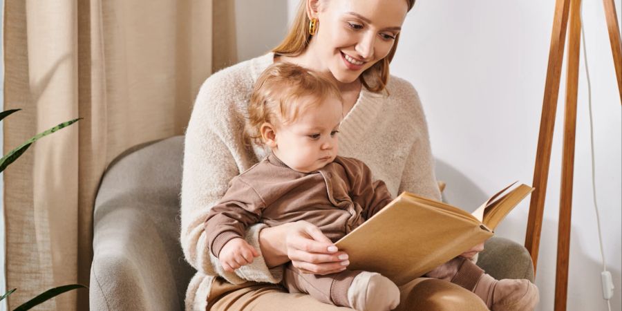 Vorlesen stärkt die Bindung und fördert die Sprachentwicklung von Babys.