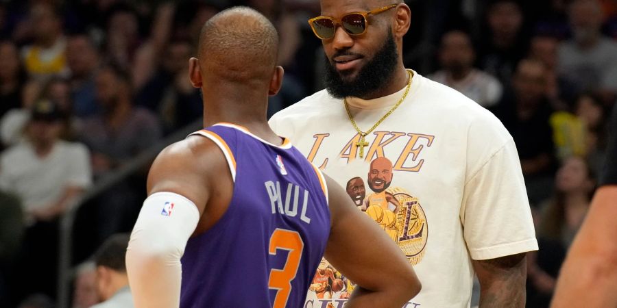 Lakers-Star LeBron James (r) ist bei den diesjährigen NBA-Playoffs nur Zuschauer - Chris Paul mit den Phoenix Suns dabei.