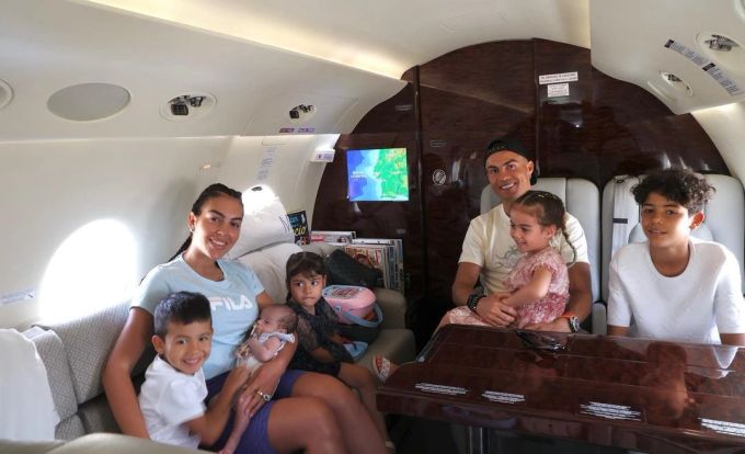 Die ganze Familie Ronaldo reist im Privatjet. Die kleine Bella Esmeralda sitzt auf dem Schuss von Mama Georgina. Ronaldo