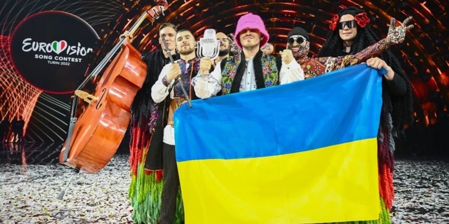 Ukrainischer Sieger Kalush Orchestra mit ESC-Trophäe