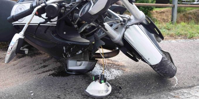 Motorradlenker fährt gegen einen Betonpfeiler.