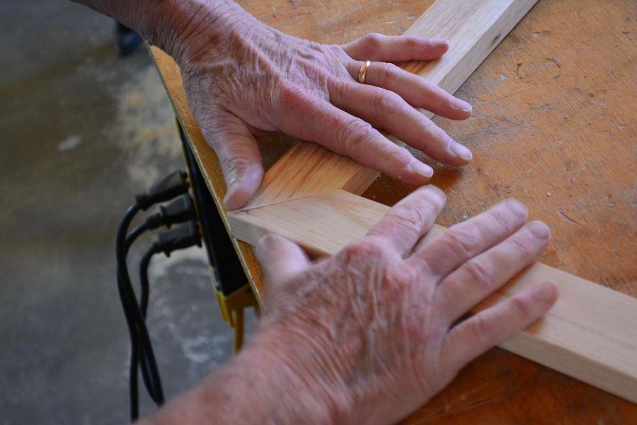 Hände Kabel Holz Rahmen Werkstatt