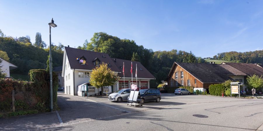 Gemeindezentrum mit dem Feuerwehrmagazin und dem Bistro an der Hauptstrasse nach Magden in Wintersingen.