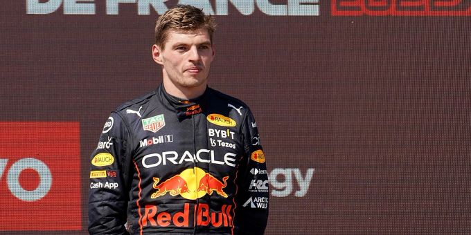 Max Verstappen (Red Bull) bei der Siegerehrung nach dem Frankreich-GP der Formel 1. Max Verstappen Formel 1