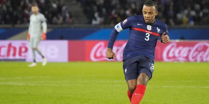 Für den französischen Nationalspieler Jules Koundé führt der Weg womöglich in England weiter. Jules Koundé FC Sevilla