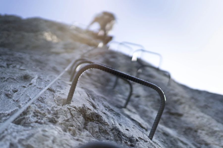 Bei einem Klettersteig helfen Tritte und Griffe aus Stahl beim Aufstieg.