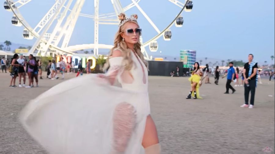 Paris Hilton geniesst das Coachella-Festival.