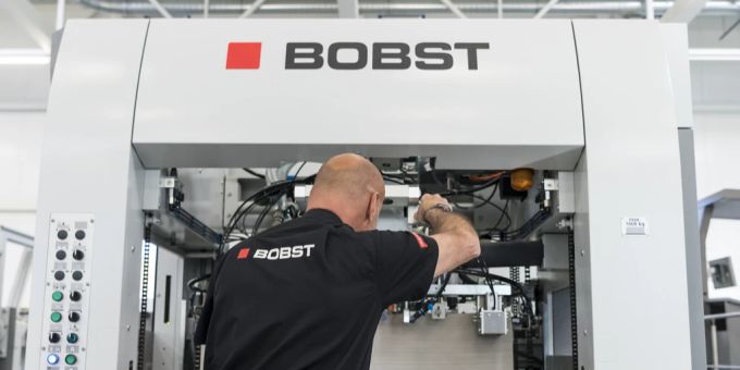 Ein Mitarbeiter der Bobst Group inspiziert eine Maschine in Mex VD. (Archivbild) bobst group aktie