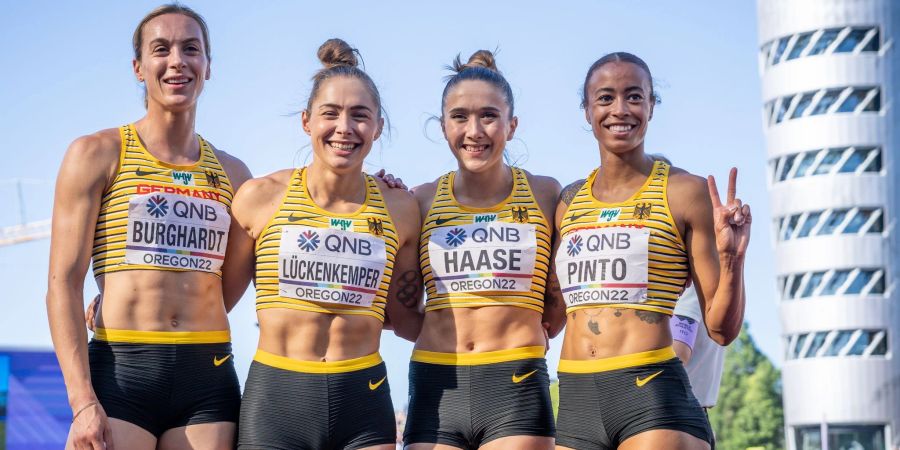 Stehen im Finale der 4x100-Meter-Staffel: Alexandra Burghardt, Gina Lückenkemper, Rebekka Haase und Tatjana Pinto.