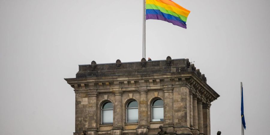 Die Regenbogenfahne wird anlässlich des Berliner Christopher Street Day (CSD) auf dem Südwestturm des Reichstagsgebäudes gehisst.