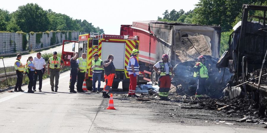 Bei dem Unfall auf der A2 bei Burg in Sachsen-Anhalt sind mehrere Menschen verletzt worden.