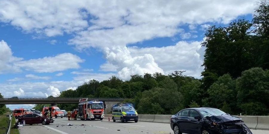 Einsatzkräfte von Polizei, Feuerwehr und Rettungsdienste stehen am Unfallort auf der A4 zwischen den Anschlussstellen Erfurt-Ost und Erfurt-West.