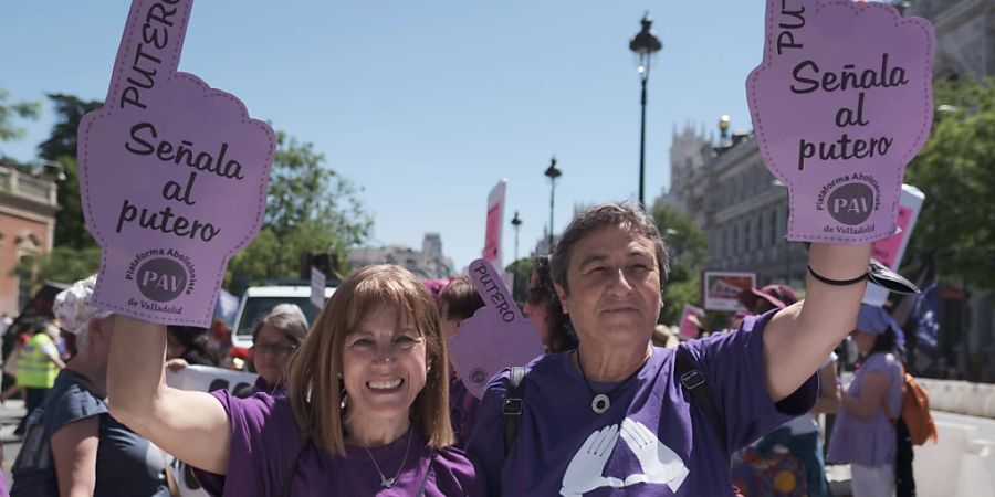 Tausende Demonstrierende auf den Strassen Madrids fordern ein Verbot der Prostitution in Spanien. Foto: Atilano Garcia/SOPA Images via ZUMA Press Wire/dpa