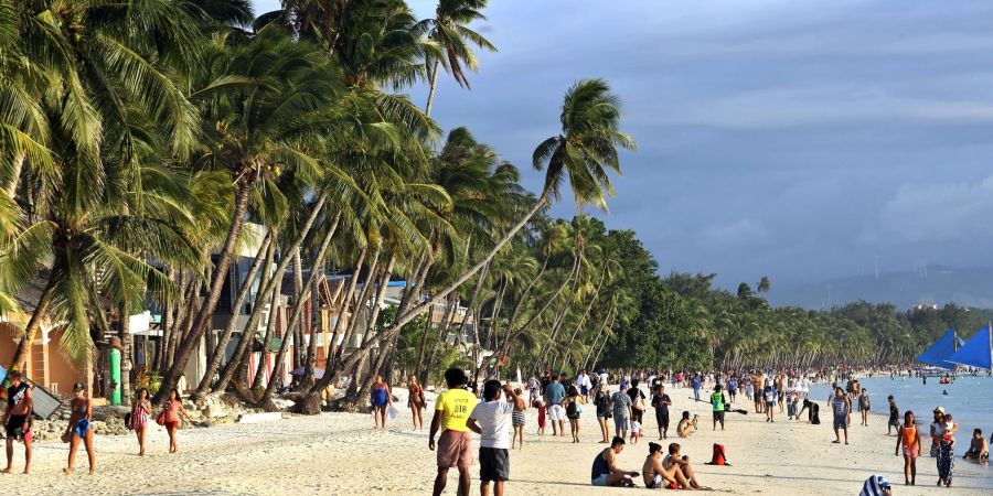 Urlaub am Strand der Insel Boracay auf den Philippinen. Das Land erleichtert die Einreise für internationale Touristen weiter.