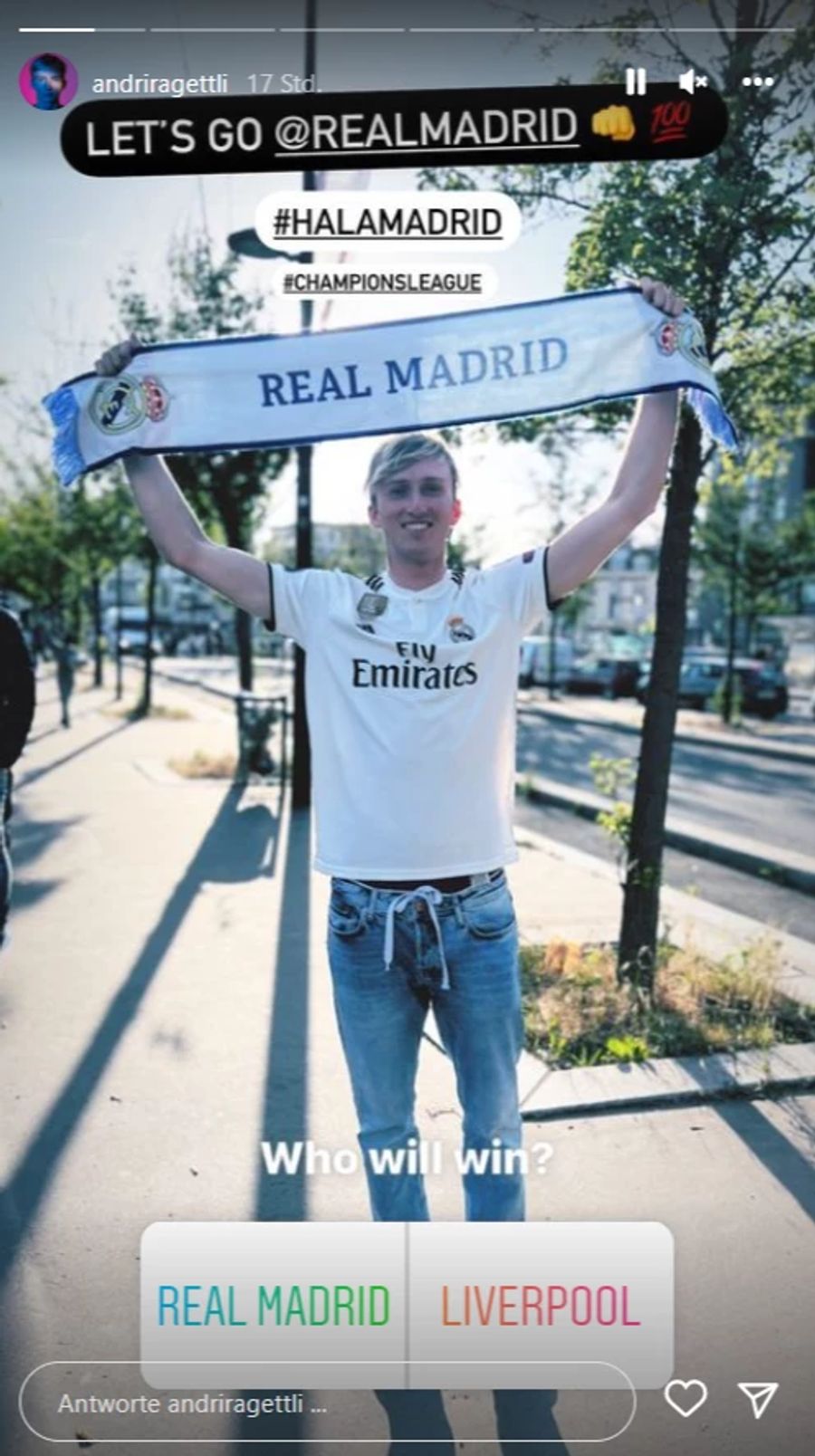 Andri Ragettli posiert mit Trikot und Schal von Real Madrid.