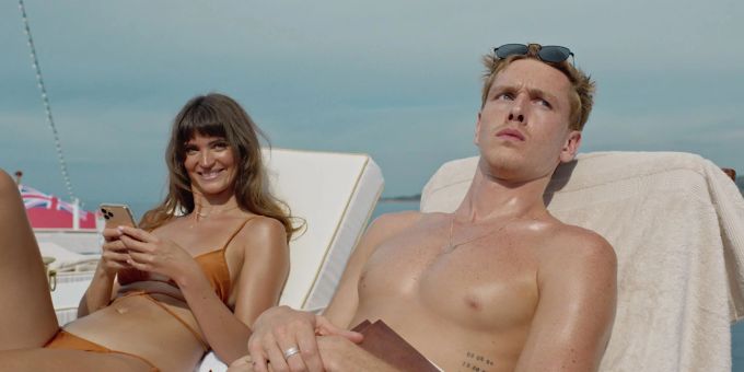 Der Film «Triangle of Sadness» wurde mit der Goldenen Palme ausgezeichnet. sadness