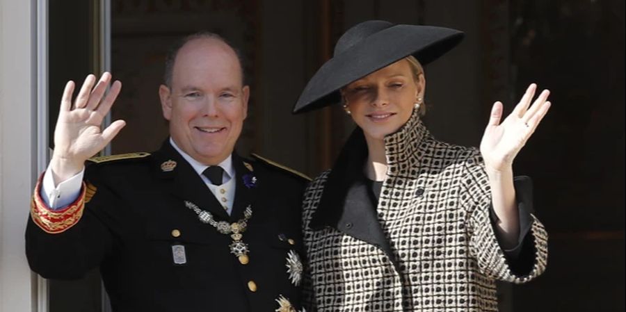 Albert und Charlene winken vom Balkon.