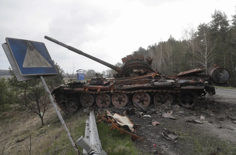 Grund sollen die hohen Verluste im Ukraine-Krieg sein. Im Bild: Ein zerstörter russischer Panzer nahe Kiew, am 16. April 2022.