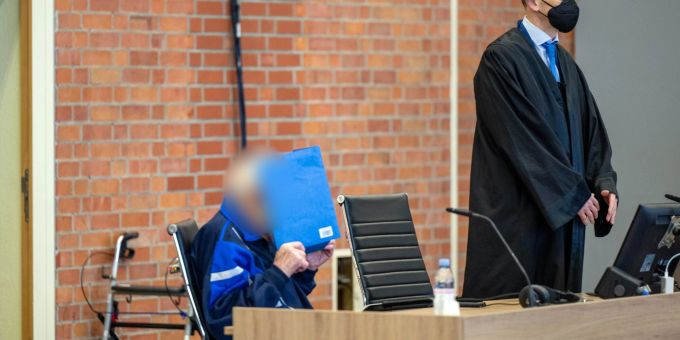 Der Angeklagte, ein mutmasslicher früherer KZ-Wachmann (l), und sein Anwalt Stefan Waterkamp warten im Gerichtssaal im Januar auf den Beginn der Verhandlung. Der Angeklagte, ein mutmasslicher früherer KZ-Wachmann (l), und sein Anwalt Stefan Waterkamp warten im Gerichtssaal im Januar auf den Beginn der Verhandlung.
