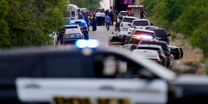 Die Polizei sperrt den Schauplatz ab, an dem ein Lkw-Anhänger mit Dutzenden Leichen entdeckt wurde. s