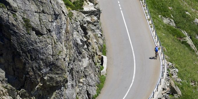 Ein Fahrradfahrer und ein Auto auf der Sustenstrasse. (Archivbild) Ein Fahrradfahrer und ein Auto auf der Sustenstrasse. (Archivbild)