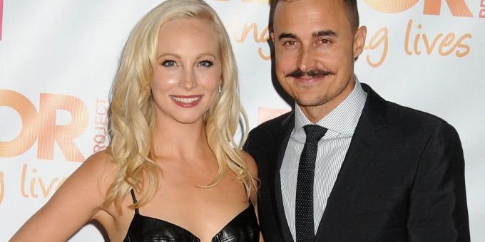 Candice King und ihr Ehemann Joe King wurden einander von Nina Dobrev vorgestellt. Candice King und ihr Ehemann Joe King wurden einander von Nina Dobrev vorgestellt.